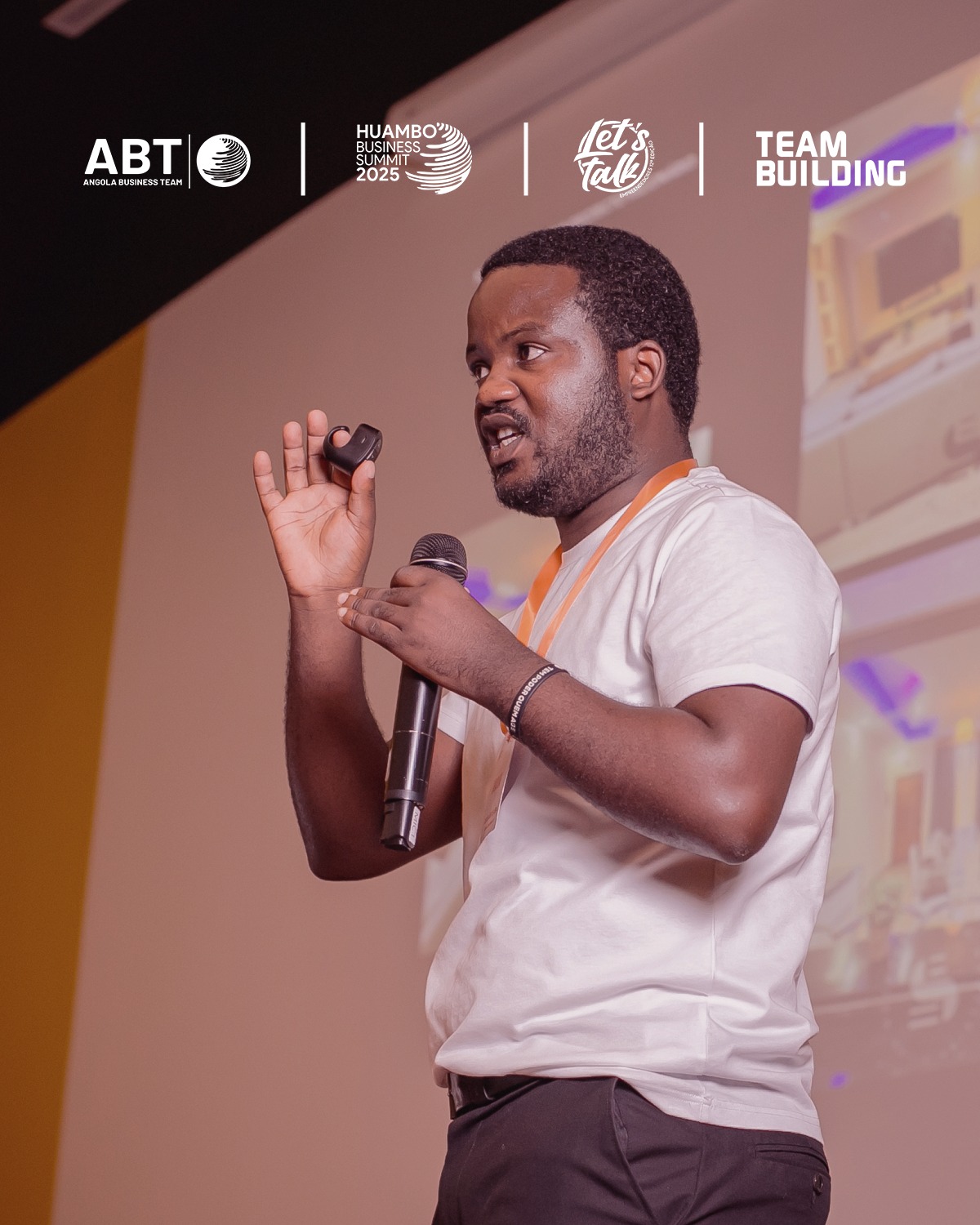 Edmelson Silva durante uma apresentação no Huambo Business Summit