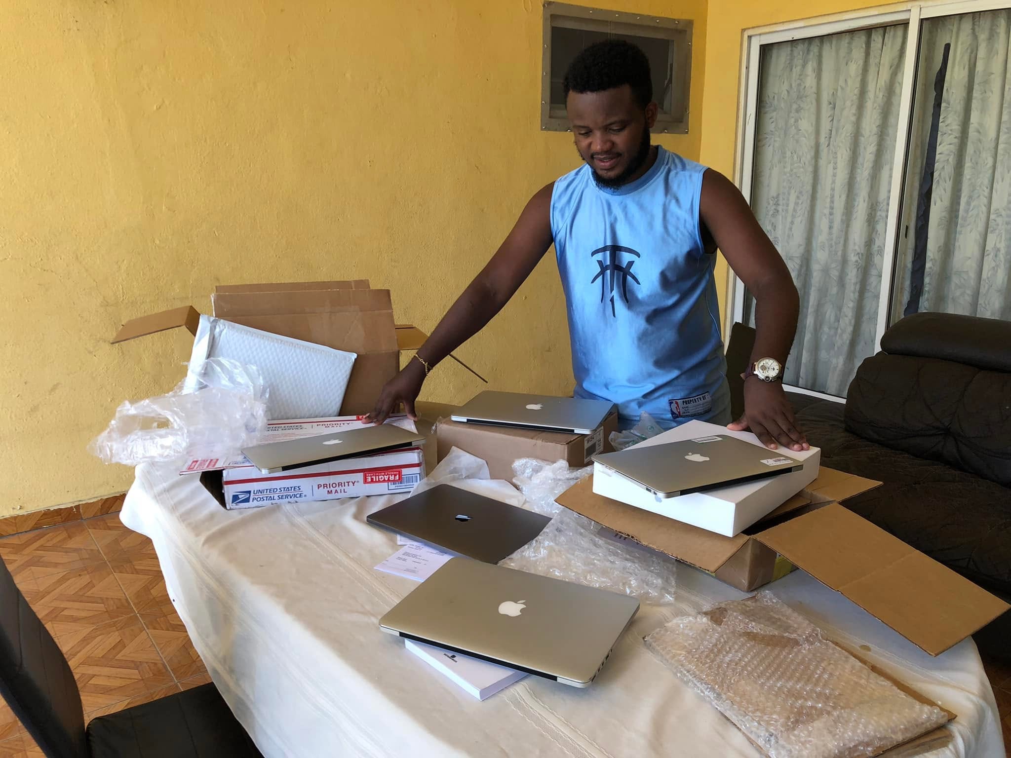 Edmelson a conferir vários MacBooks importados