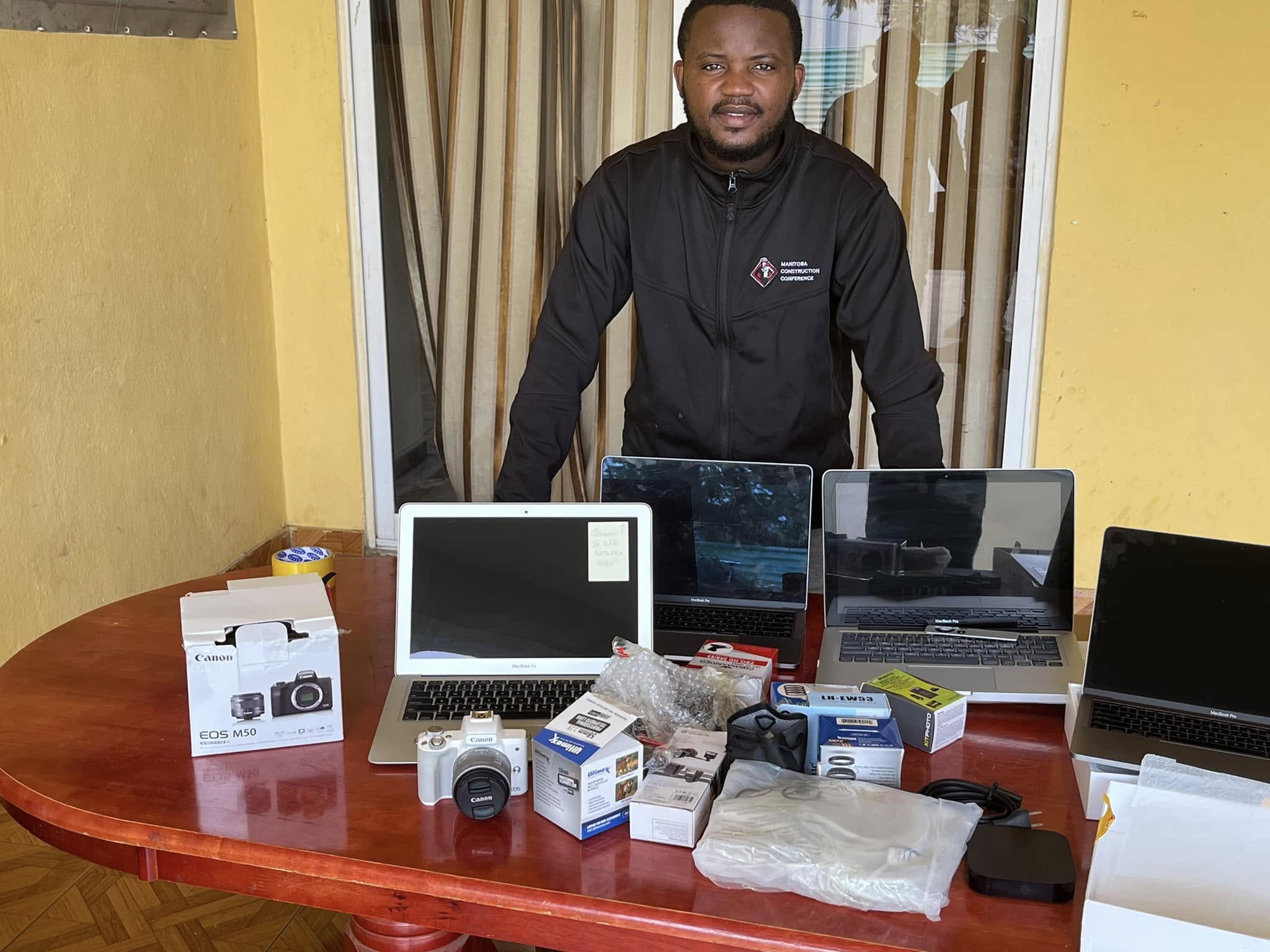 Edmelson diante de computadores e equipamentos importados