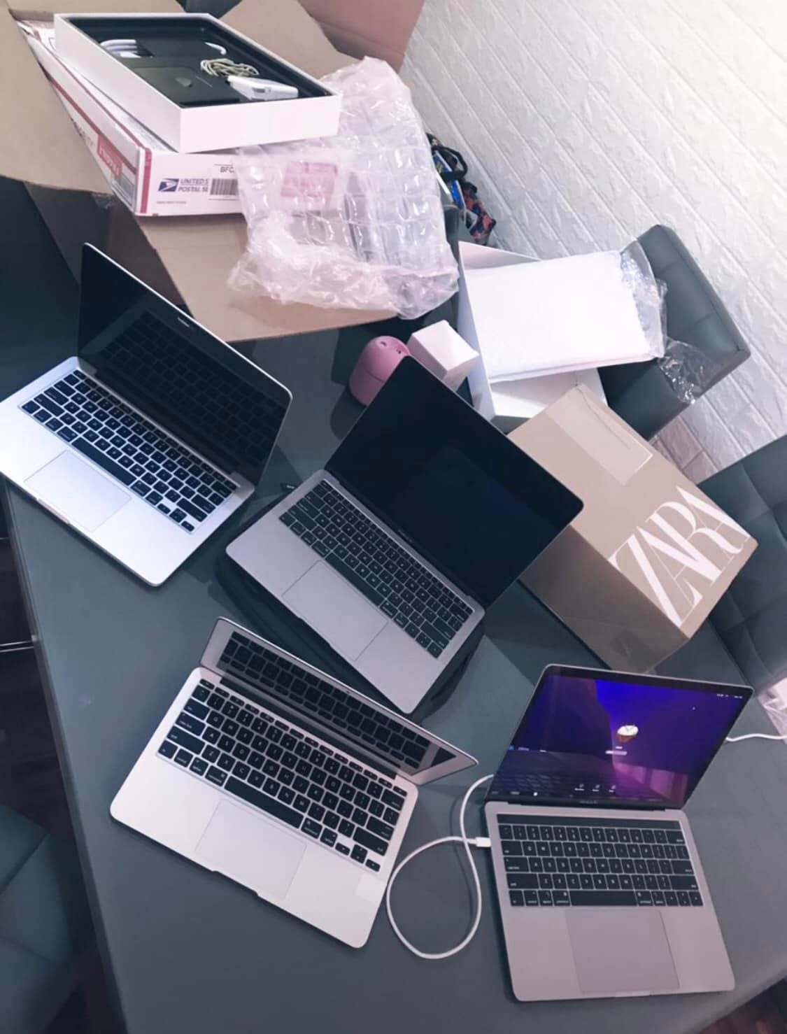 MacBooks desembalados sobre uma mesa