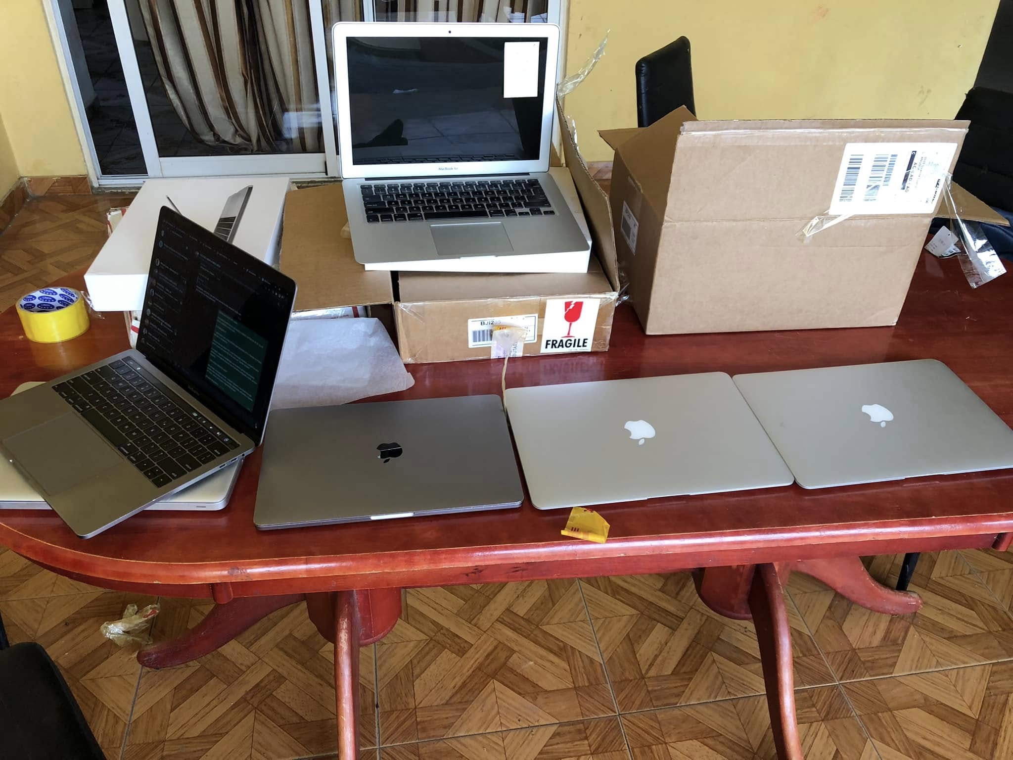 MacBooks e caixas de transporte internacional