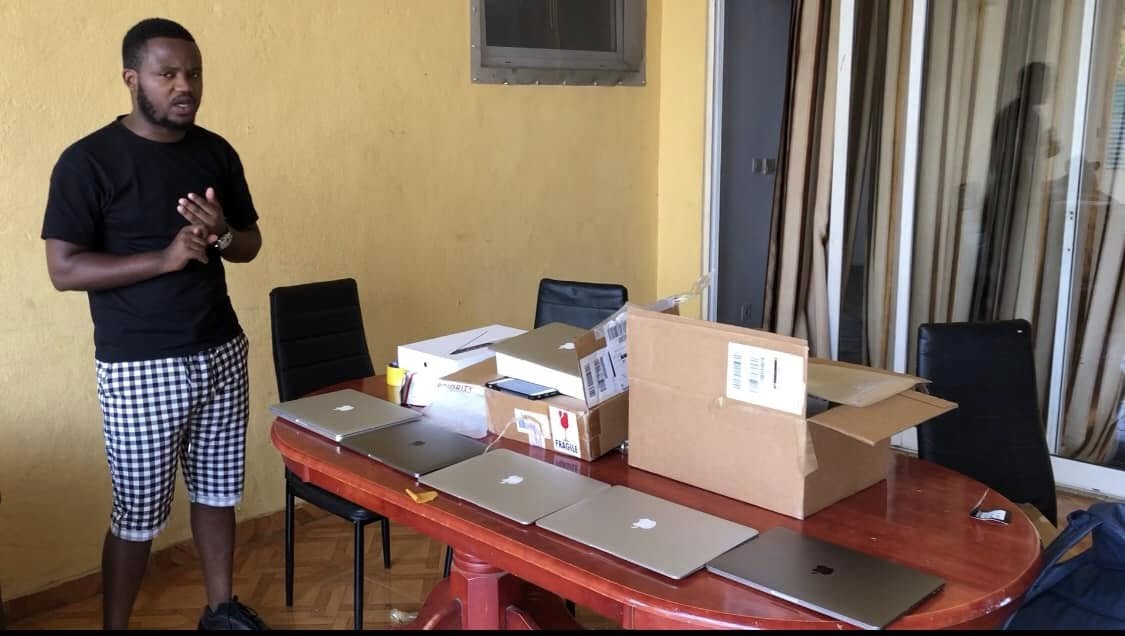 Edmelson apresentando MacBooks e caixas recebidas