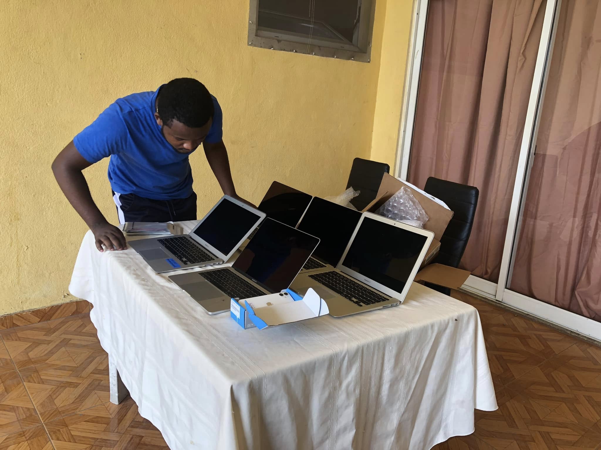 Edmelson avaliando vários MacBooks