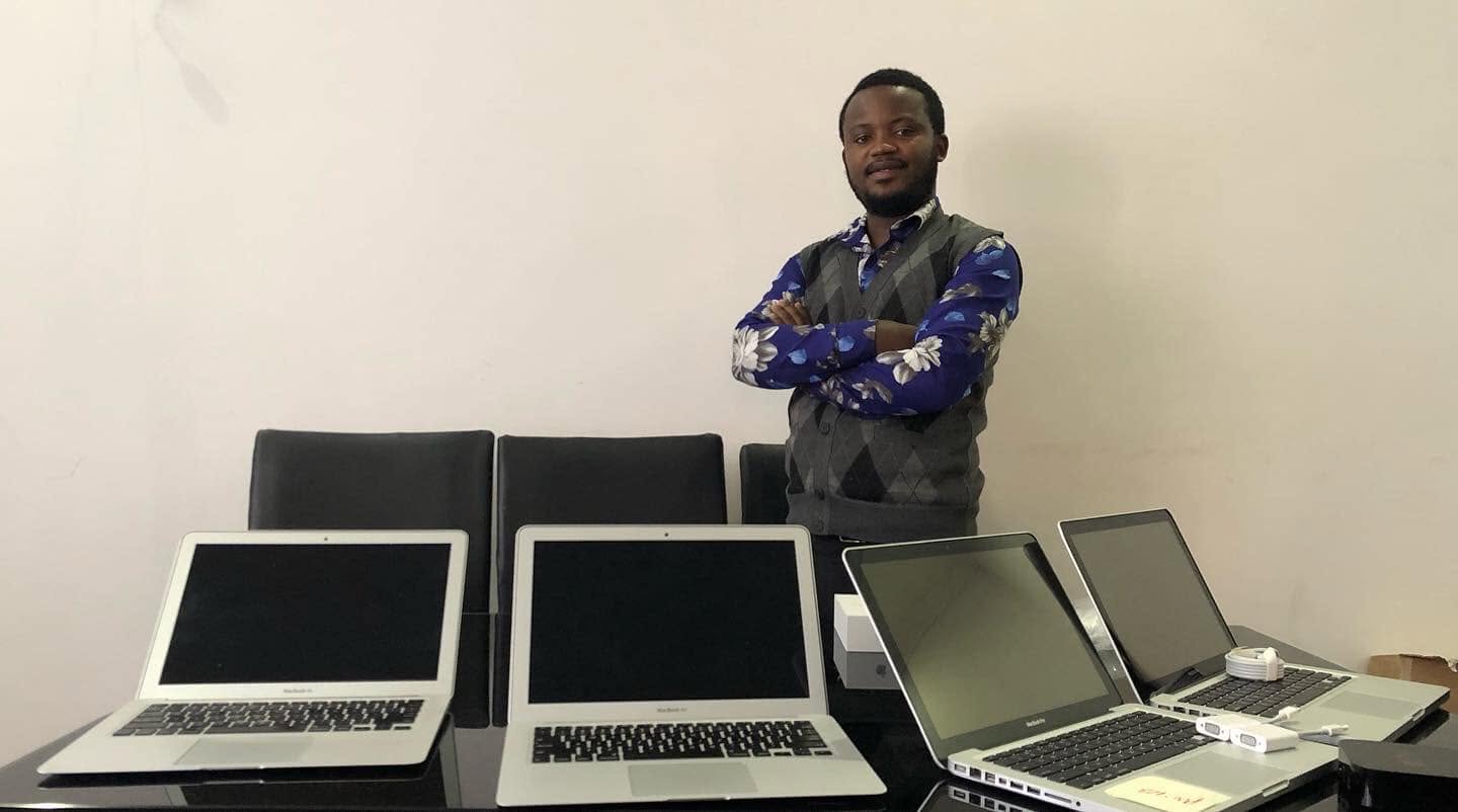 Edmelson com quatro computadores sobre a mesa
