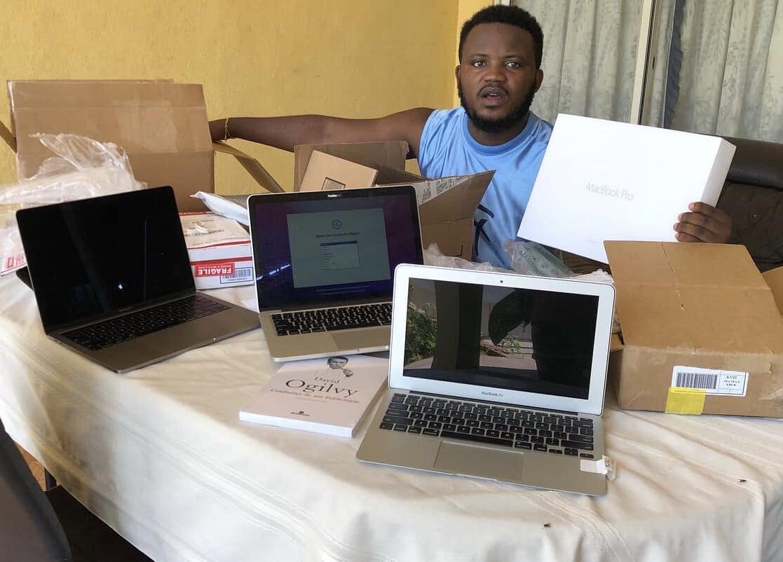 Edmelson com MacBooks e embalagem de MacBook Pro