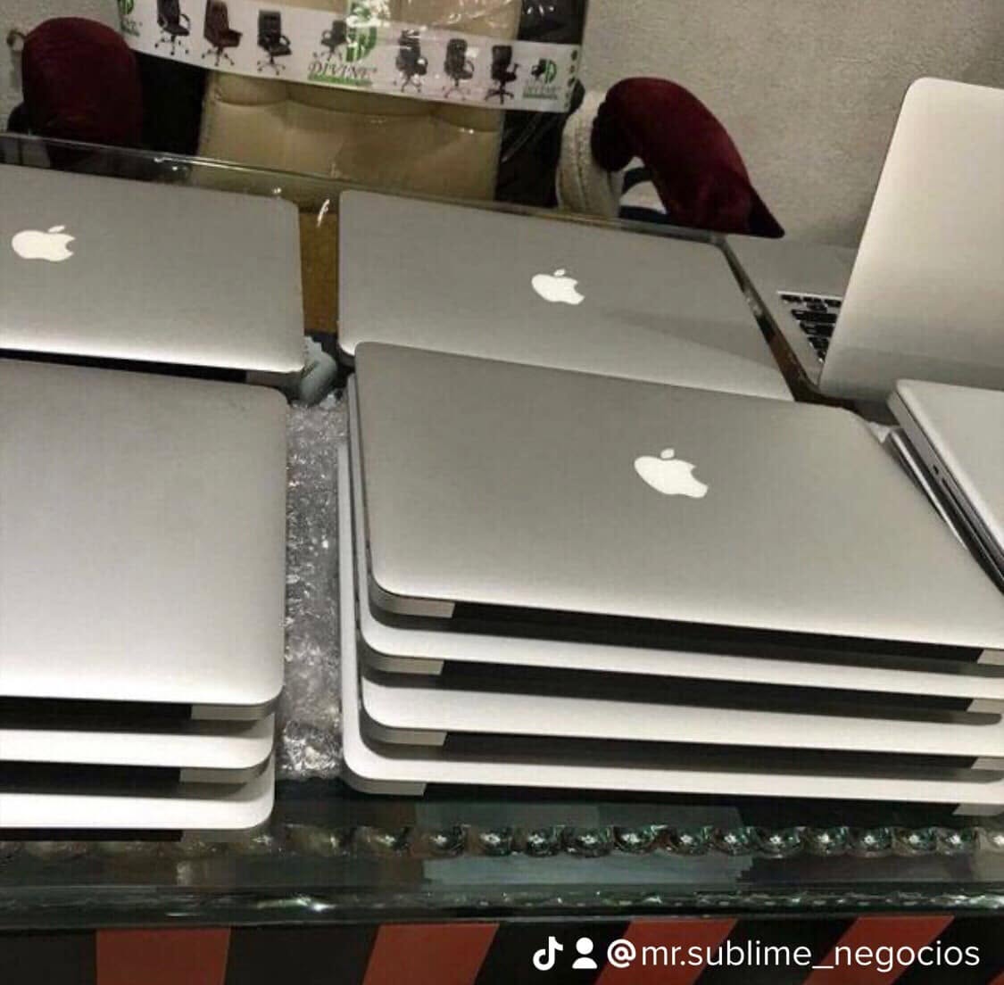 Pilhas de MacBooks prontos para comercialização