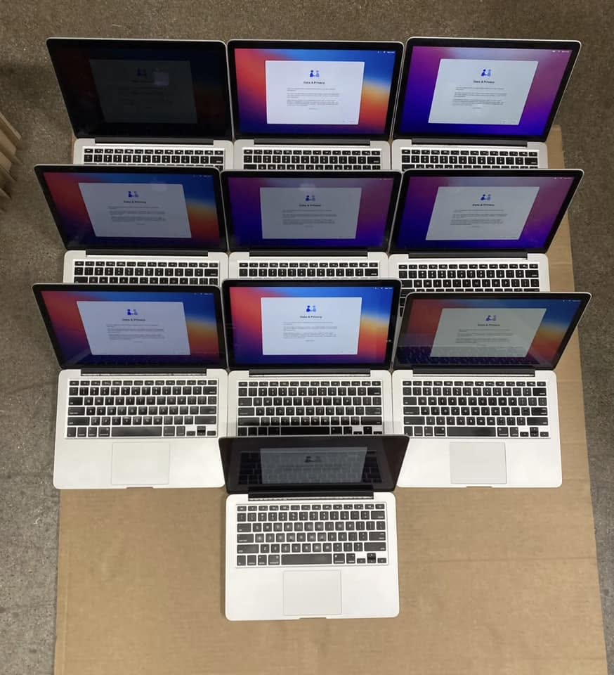 Lote de dez MacBooks preparados e organizados