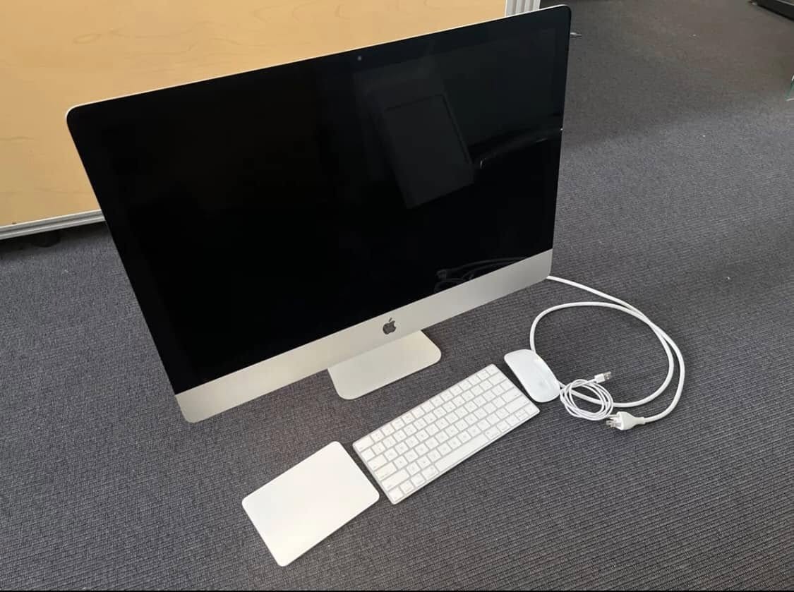 iMac completo com teclado, rato, trackpad e cabos